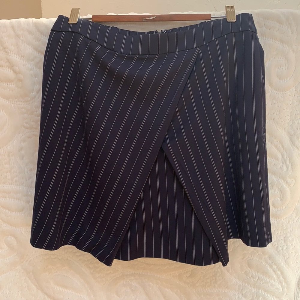 Banana republic skirt in size 4.Navy blue.